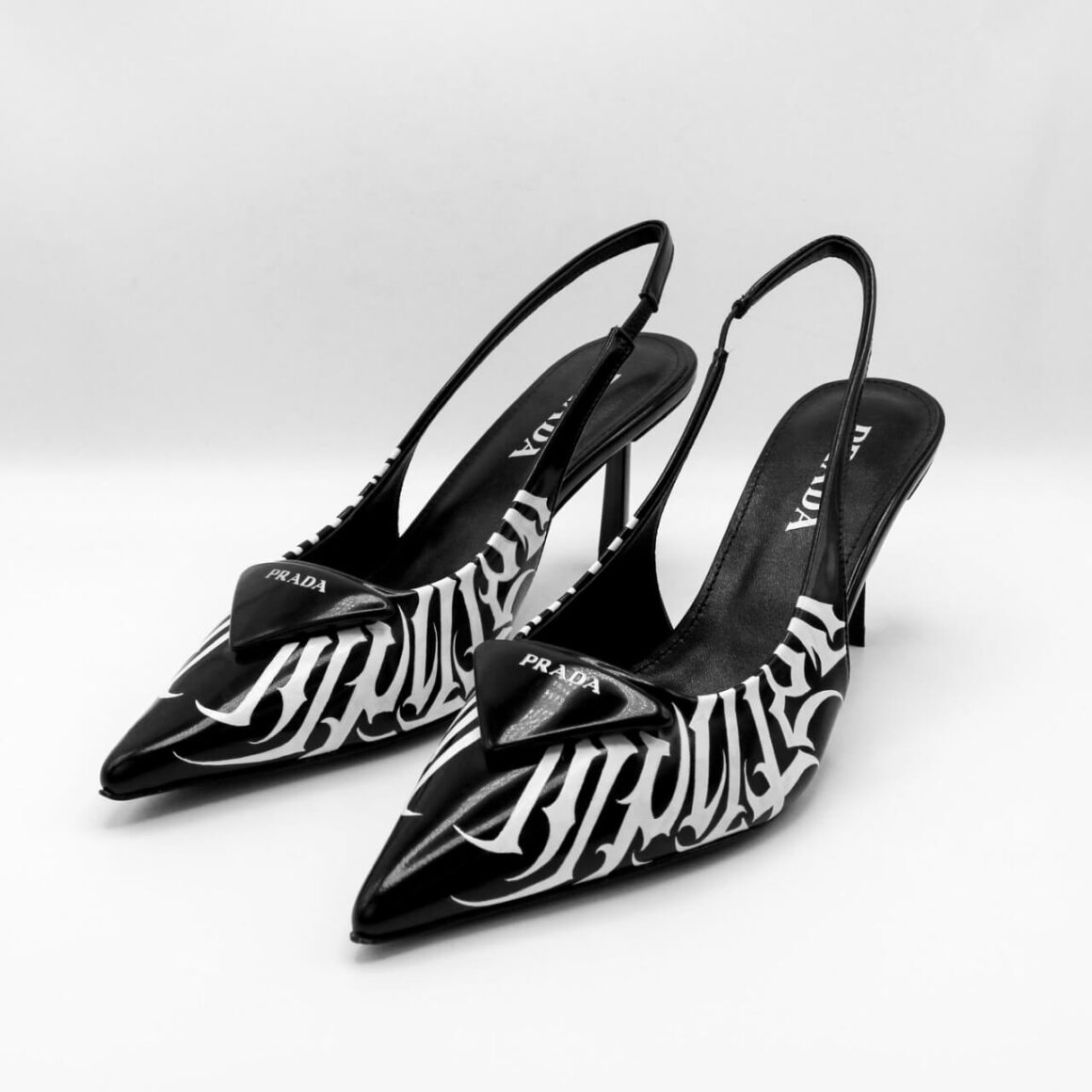 La propuesta en zapatos intervenidos de PRADA de Artimus Ink.